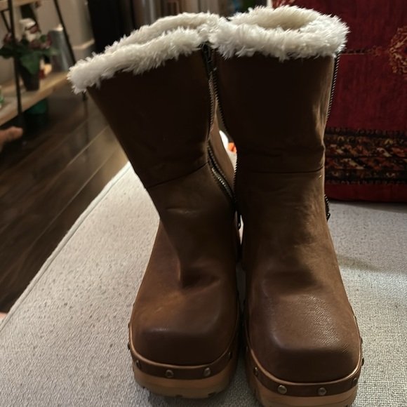 Mia platform boots. Faux fur inside. Size 9. - Picture 3 of 8